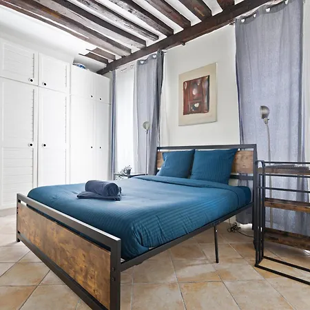 Heart Of 1br-4p Le Marais 7 Free Netflix